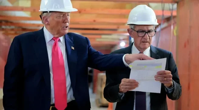 20 年来首次,特朗普头戴安全帽亲自「上门」,施压鲍威尔降息 image 0